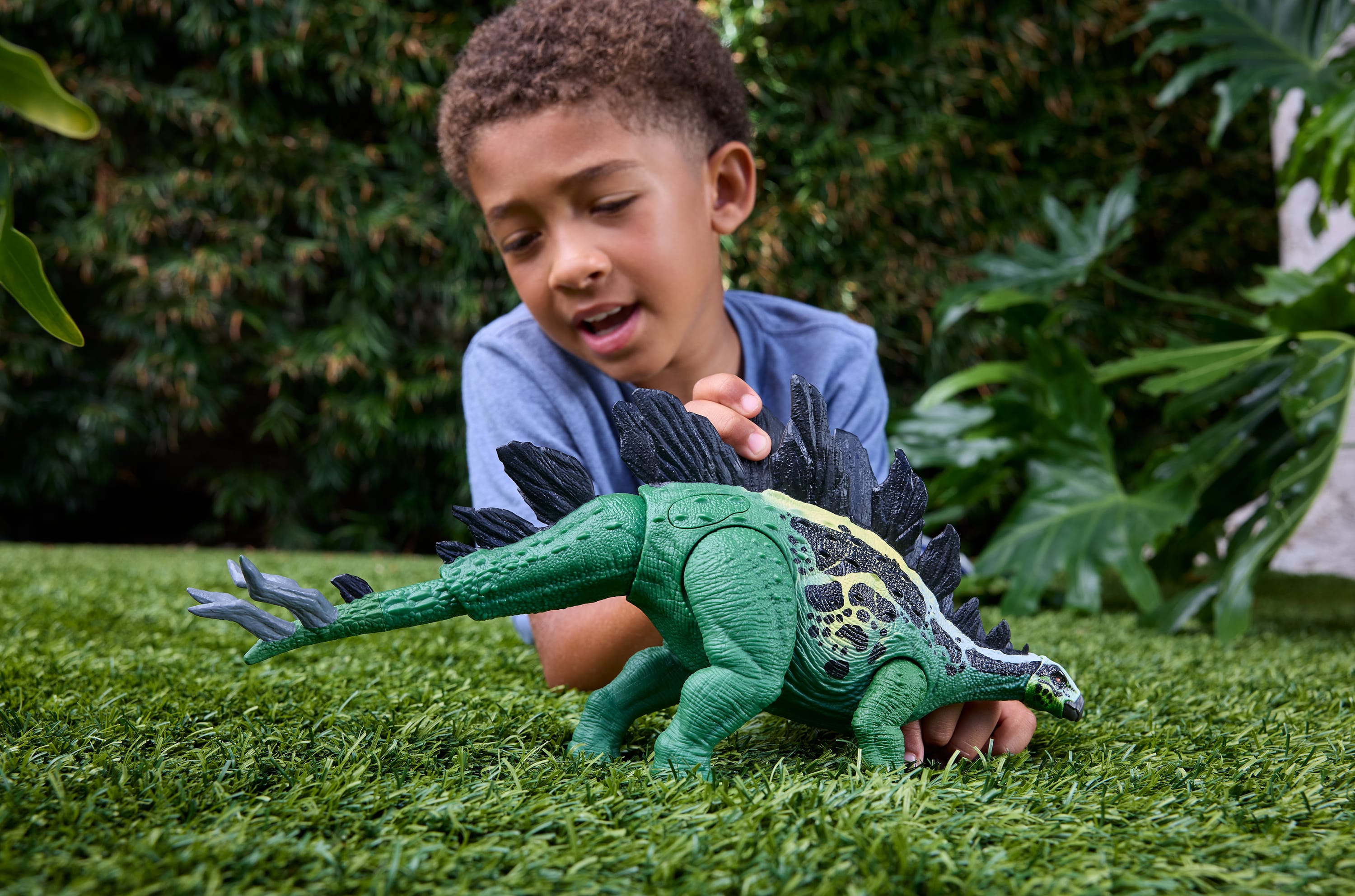 Jurassic World Survival Gigantic Thrashers Stegosaurus