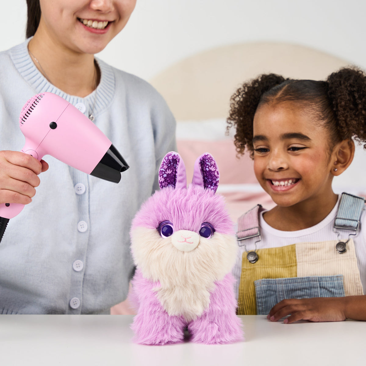 ScruffaLuvs Bunny Scruffs - Peluche mystère, 14 cm de haut - Laver pour révéler un Scruff de lapin, inclut un porte-animal de compagnie de luxe de 28,9 cm ScruffaLuvs Bunny Scruffs - Peluche mystère, 14 cm de haut - Laver pour révéler un Scruff de lapin, inclut un porte-animal de compagnie de luxe de 28,9 cm