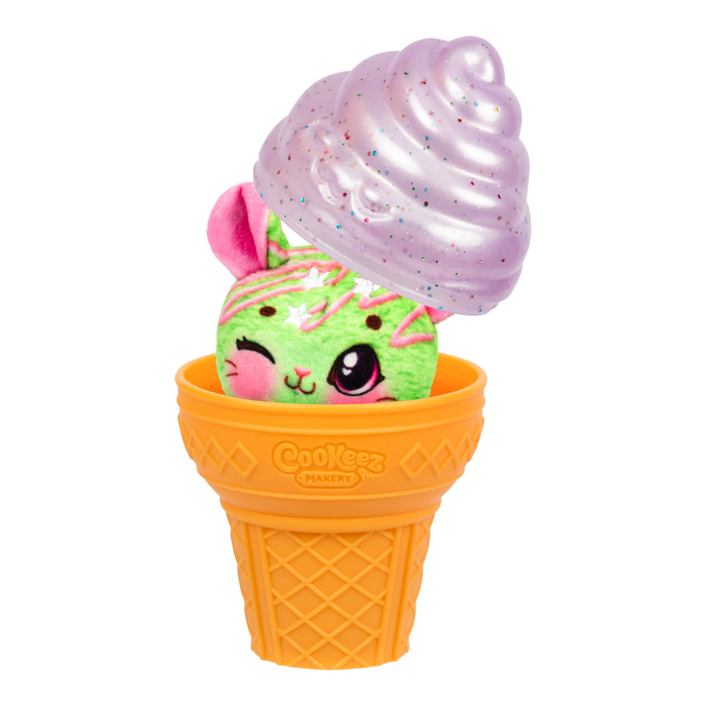 Cookeez Makery Yum Yumz Scented Surprise Plush Series 2 Blind Box toy.
