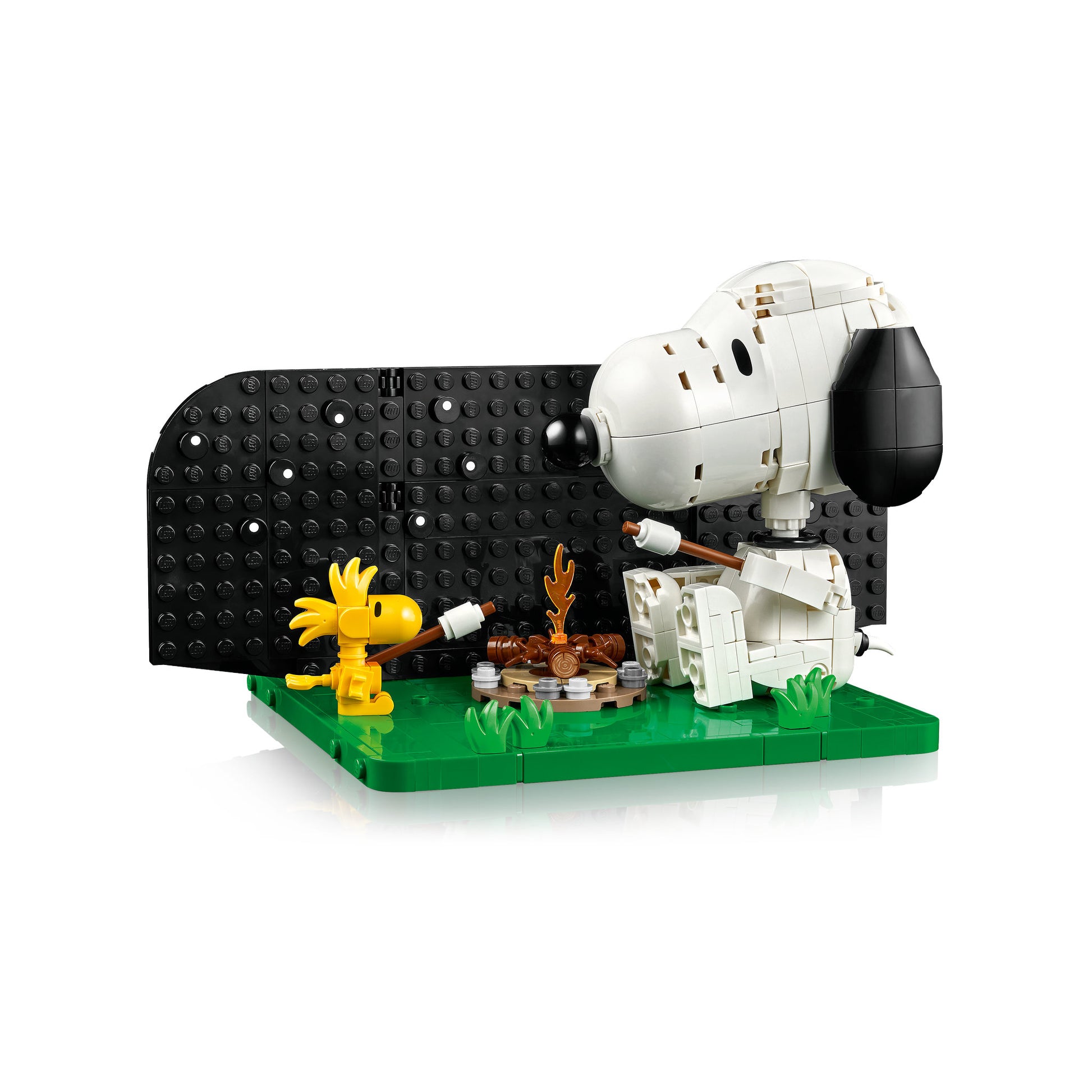 Snoopy and Woodstock toasting marshmallows over a fire, in LEGO 21368 Ideas Peanuts: Snoopy's Doghouse Set
