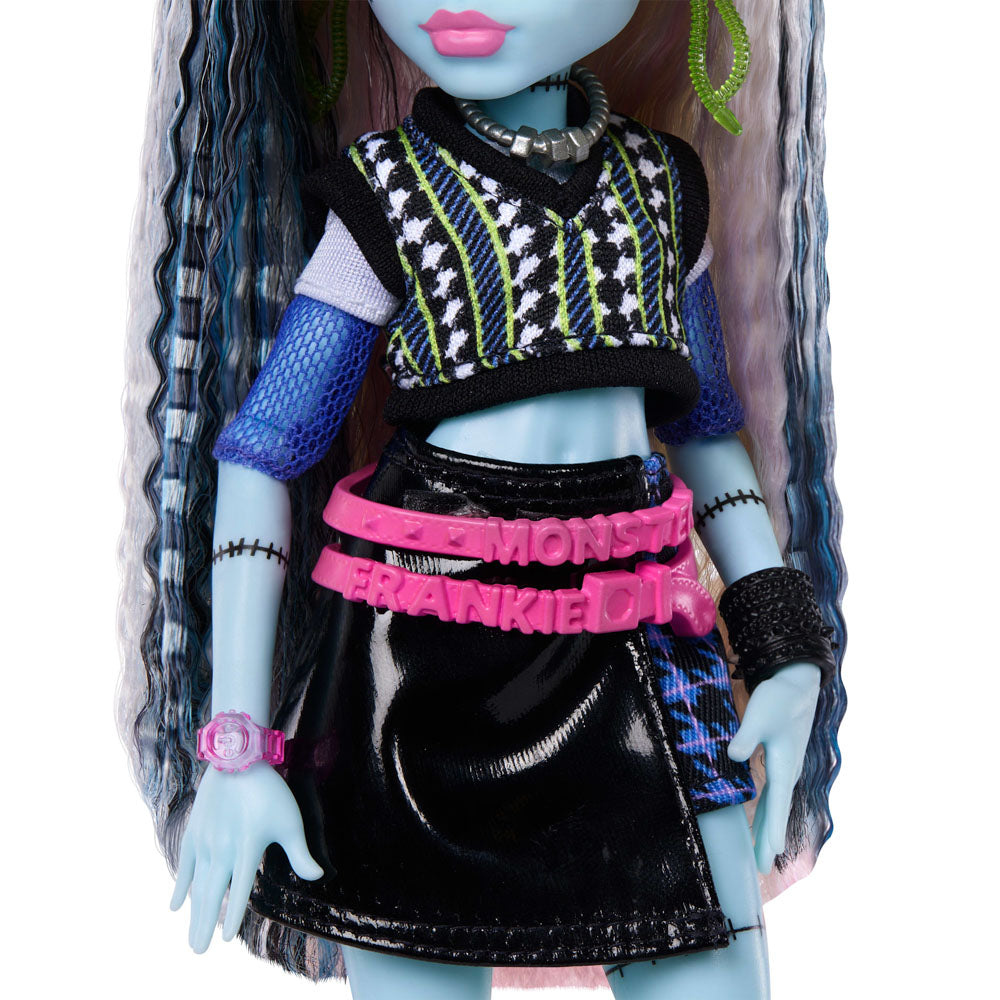 Outfit details of the Monster High Fashion Doll - Frankie Stein with blue skin