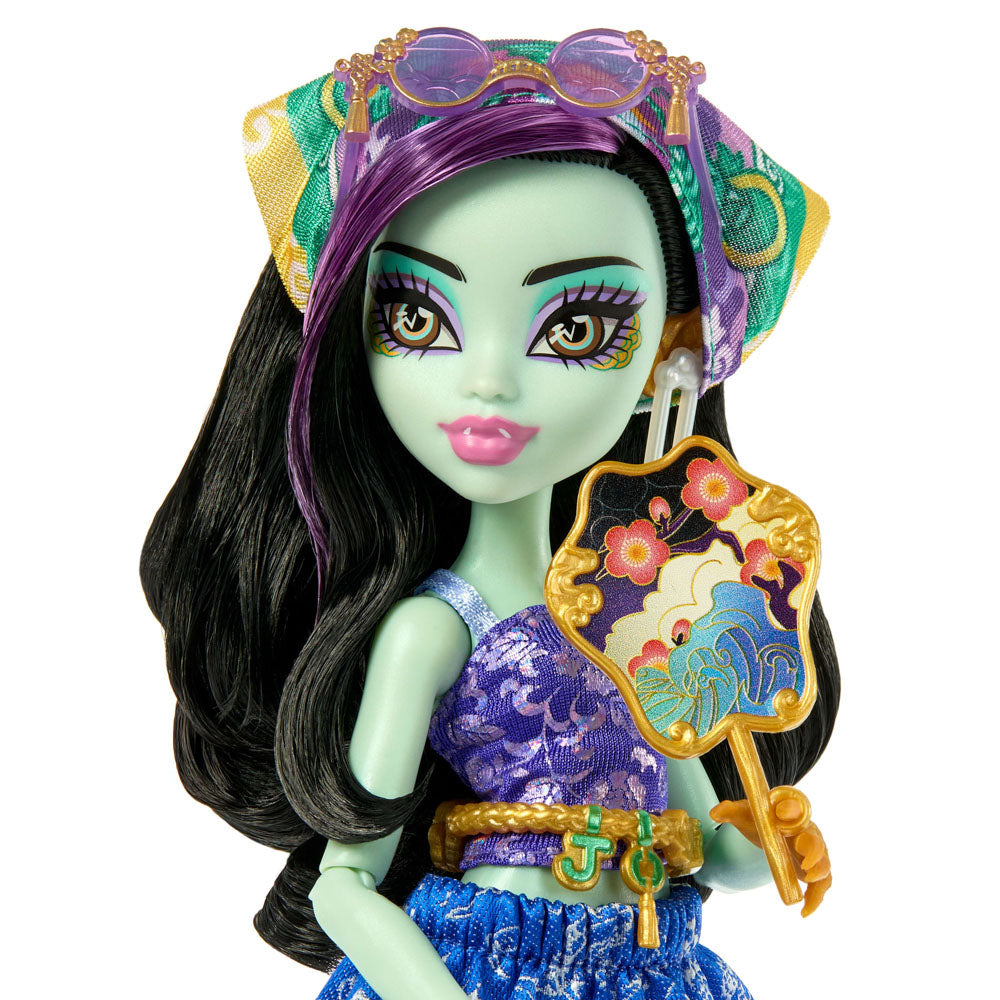 Close up face of the Monster High Skulltimate Secrets Gore-geous Oasis Series 7 Jinafire Long doll with green skin