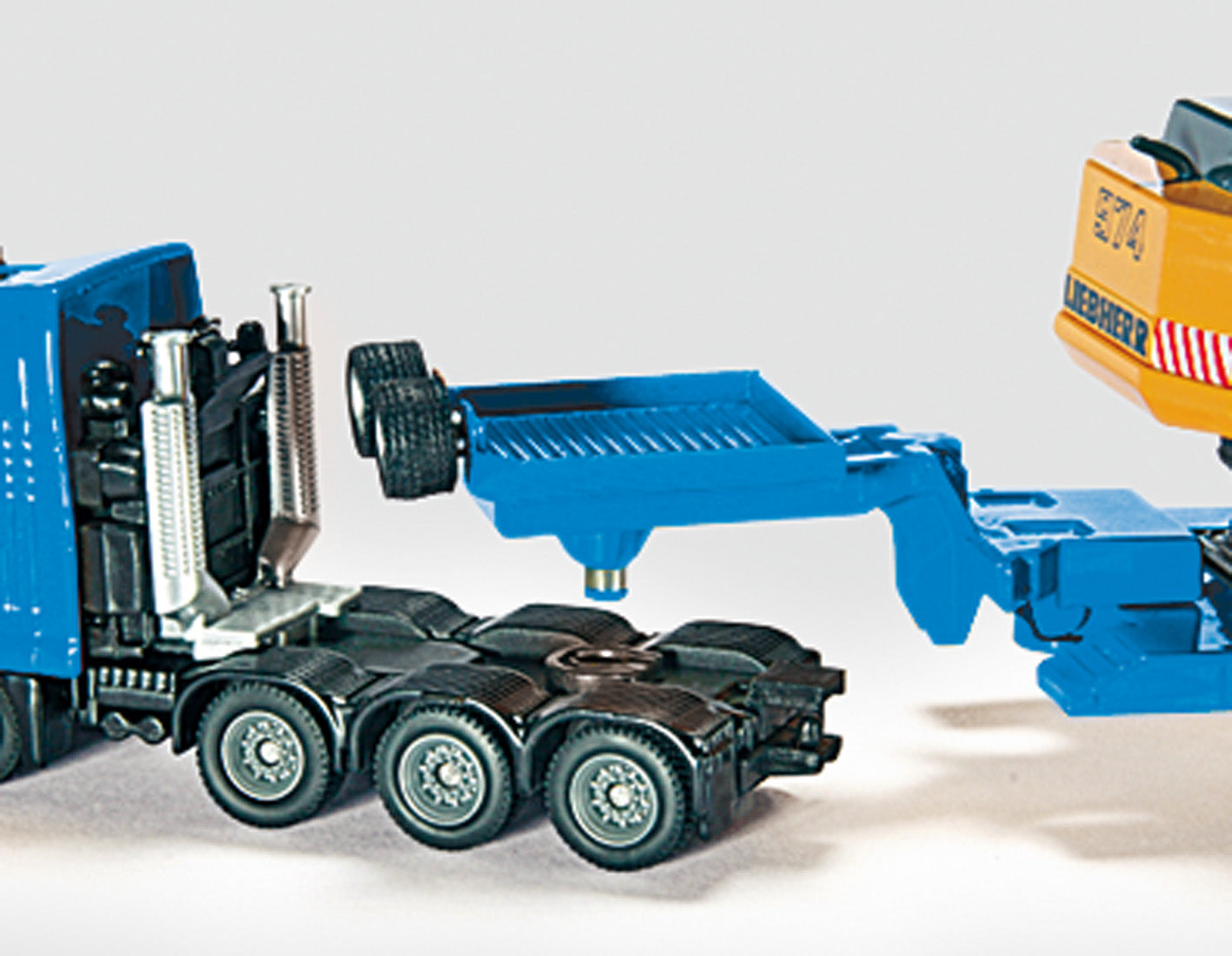 Siku 1847 1:87 Heavy Haulage Transporter With Flat Bed Trailer - Toyworld NZ